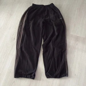 Svarta mjukisbyxor från Iets Frans - Svarta iets frans byxor från Urban Outfitters till bra pris! De är i modellen ”Harri” och storlek S. Säljer då de ej kommer till användning. Inget fel på byxorna! Nypris 649kr