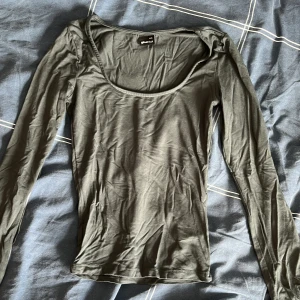 3-pack långärmade toppar Gina Tricot - Tre långärmade toppar från Gina Tricot i svart, marinblått och olivgrönt. 