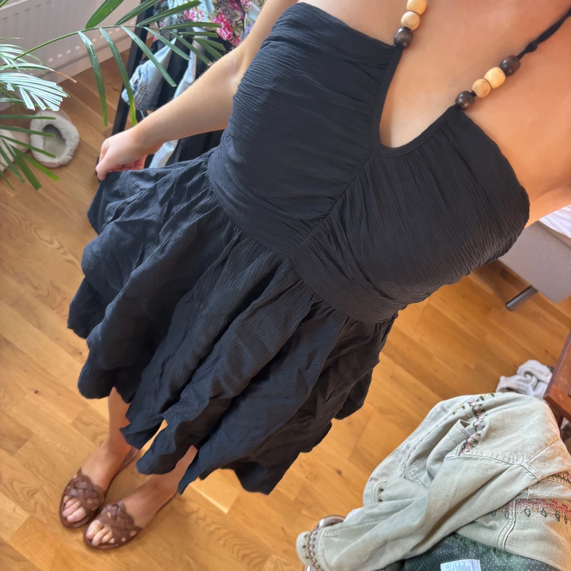 Svart kort halterneckklänning