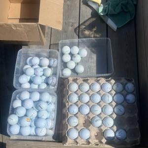 Titlest A klass mix pris och antal diskuteras  - Bilderna visar flera golfbollar av märket Titleist, modell TruFeel, toursouft, tourspeed, nxt tour och AVX. Perfekt för dig som vill fylla på golfbagen inför säsongen! Golfbollarna är rena och fräscha ut handtvättade, redo för nya rundor på banan.