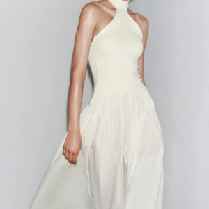 Vit långklänning med halterneck från Zara - SÖKER halterneck klänning från Zara