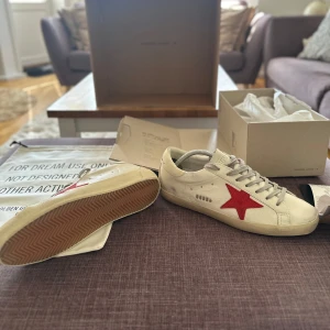 Golden goose 42 nya - Helt oanvända superstars. Kvitto,låda,dustbags osv medföljer. Först till kvarn. Ovanlig modell nypris cirka 5800kr