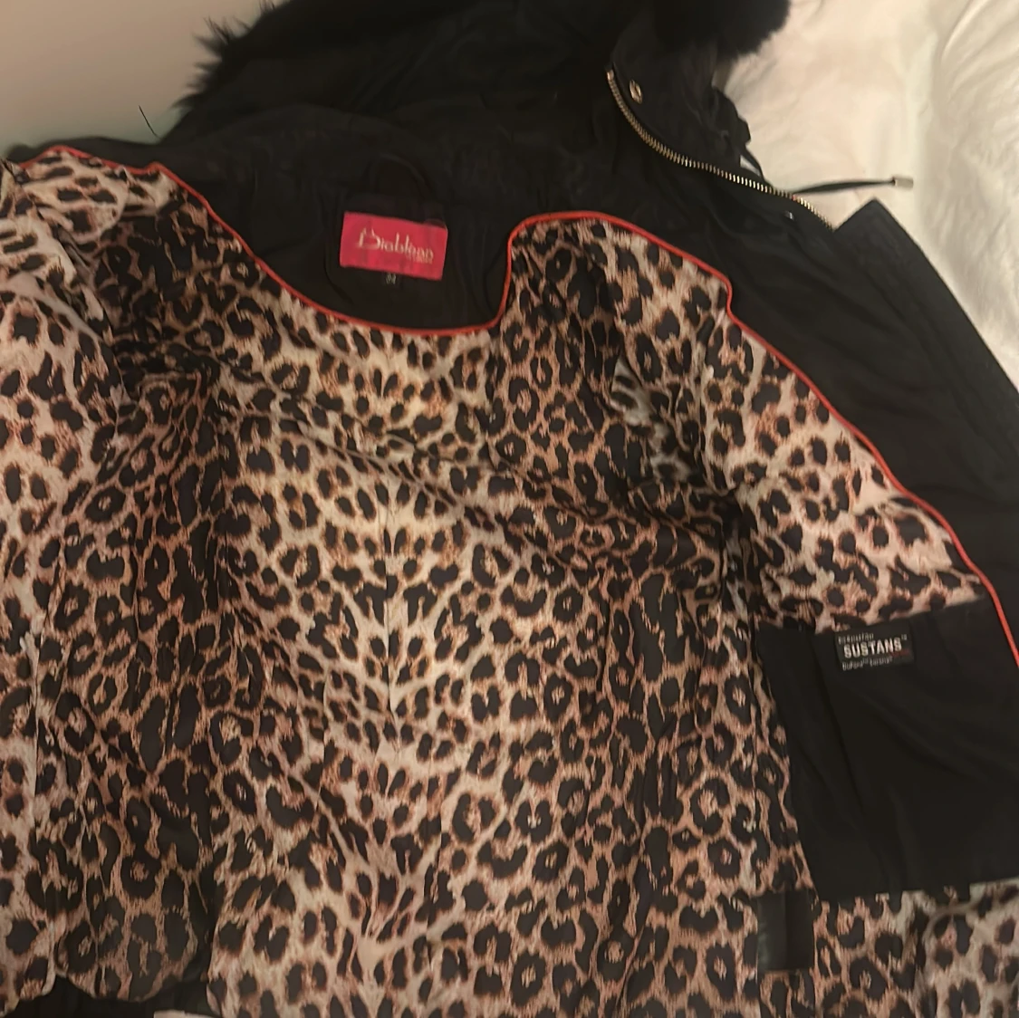 Svart pufferjacka med fuskpäls från Diablo - 4