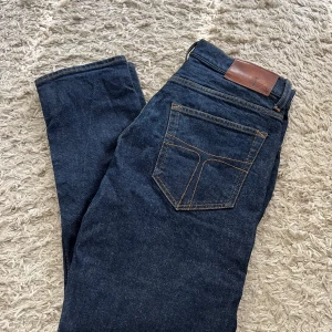 Tiger of sweden jeans Pistolero 32/30 - Mörkblå jeans från Tiger of sweden i modellen Pistolero. Använda vid två tillfällen, säljer då de var aningen för mörka för mig. Nypris 1499kr