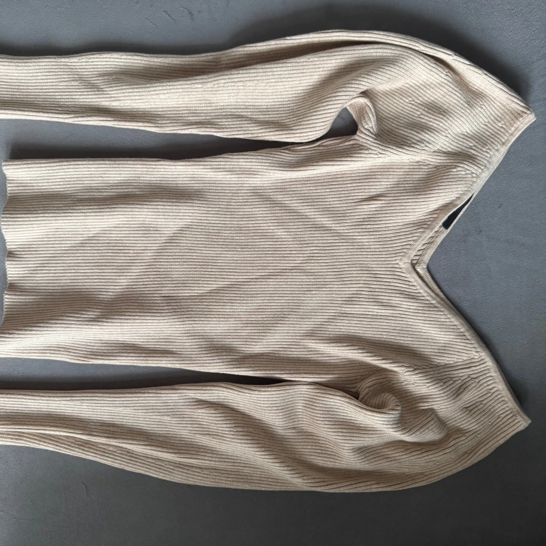 Beige ribbad v-ringad tröja - 1