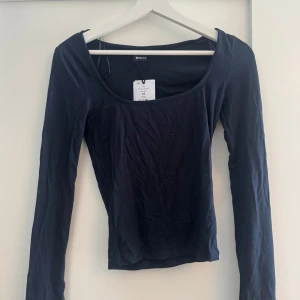 Soft touch top - Soft touch jersey top från Gina Tricot. Färgen heter sky captain och den är mörkblå. Slits i ärmarna. Storlek XS. Helt ny med prislapp kvar. 