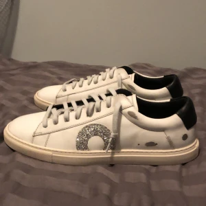 Oliver Cabell vita sneakers med glitterdetalj - Jag säljer knappt använda Oliver Cabell skor som jag köpte för 3200kr. En här skon kan användas av tjejer och killar. Ingen box eller dustbag följs med, bara skorna. (Pris kan diskuteras vid snabb affär)
