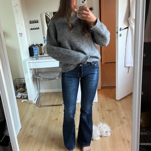 Mörkblå bootcut jeans från weekday - Snygga mörkblå jeans från weekday med klassisk bootcut-passform och låg midja. Jeansen har en lätt tvättad look och sitter tajt över låren för att sedan släppa ut vid bensluten. Perfekta till sneakers eller boots.