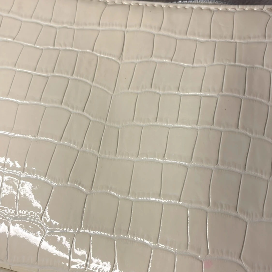 Vit axelväska i krokopräglat skinn - 2