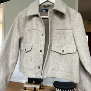 Beige jacka från Zara - Hej!💗säljer en bege jacka från Zara med knappar framtill. Jackan är i jätte bra skick och den andvända få gånger, inga fläckar mm. Den är i storlek S. Skriv för fler frågor💗💗 