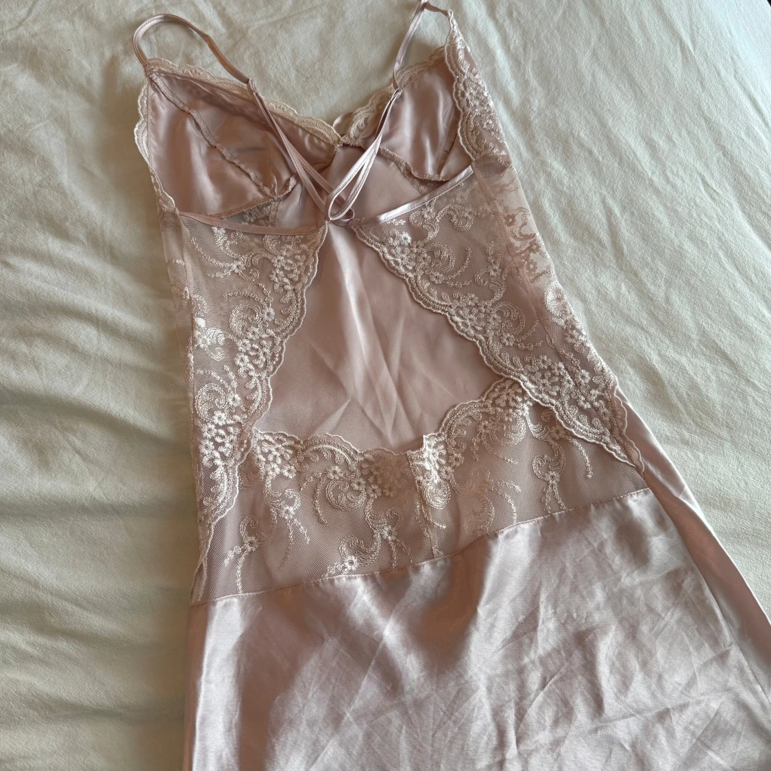 Ljusrosa långklänning i satin med spets - 2