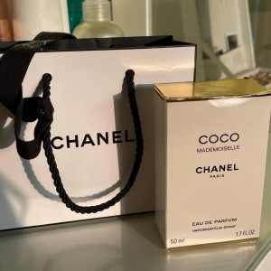 Chanel Coco Mademoiselle EdP 50ml - Chanel Coco Mademoiselle Eau de Parfum 50 ml. Använd få gånger.  i Kommer med originalförpackning och Chanel-påse.