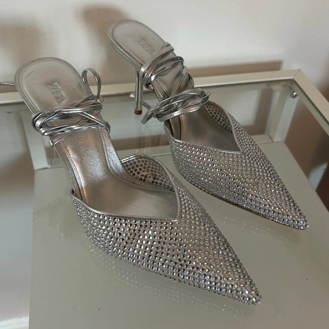 Silvriga pumps med strass från Zara