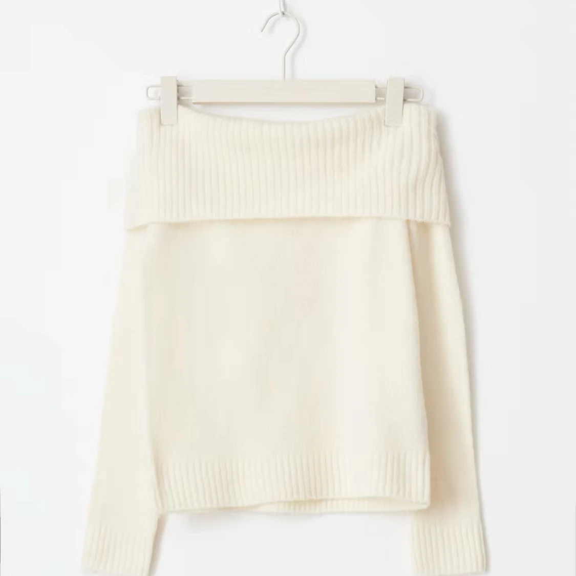 Offshoulder stickad vit tröja - 4