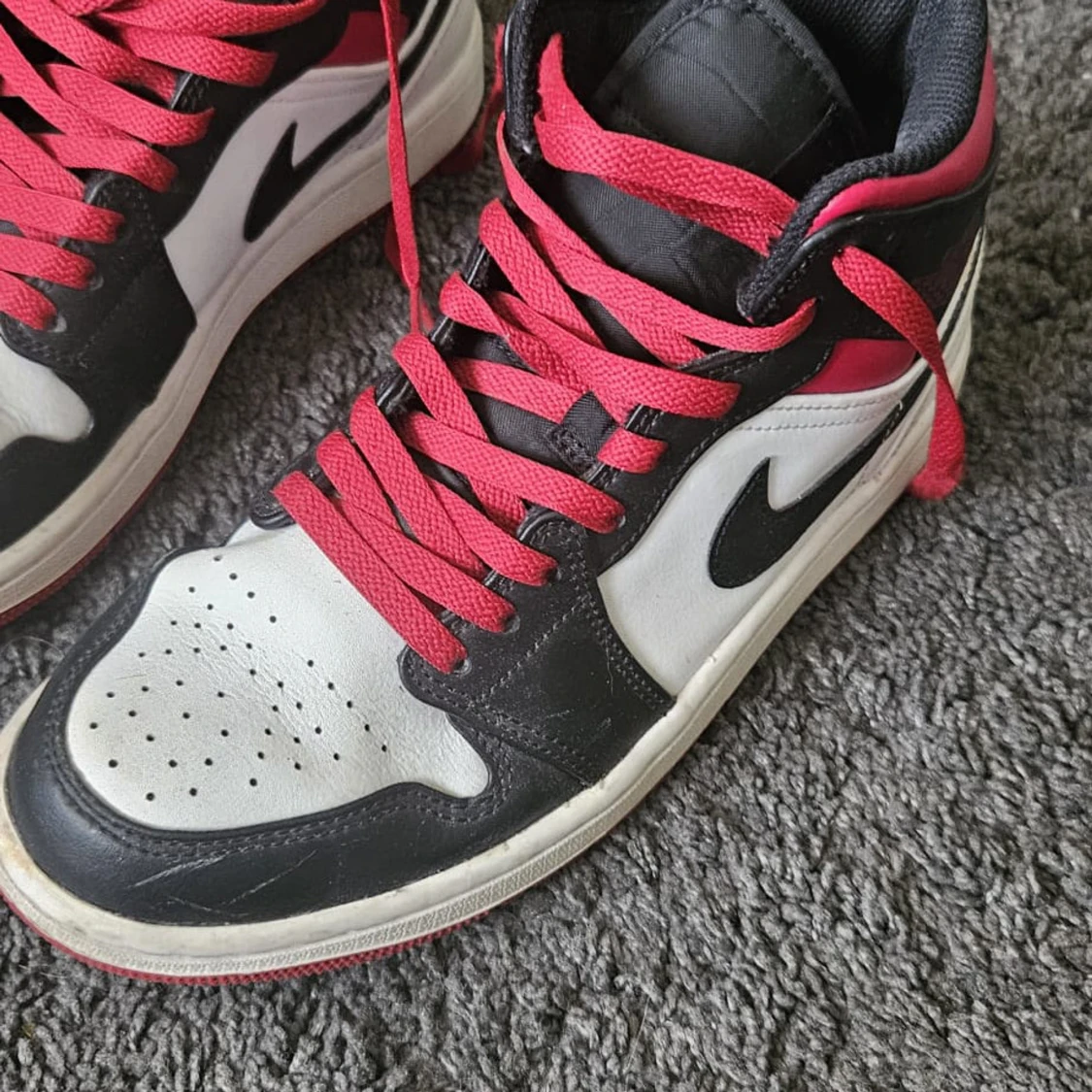 Nike Air Jordans med röd snörning och röd sula - 2