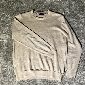 Beige tröja från Sand Copenhagen - Säljer min kashmir tröja från sand, skicket är 8/10 nästan som ny! Hör av dig vid frågor!