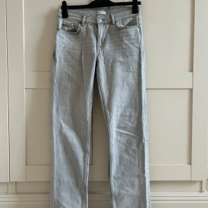 Gråa lågmidjade jeans   - Såå snygga ljusgrå jeans med en klassisk straight fit från Gina. Tidigare favvojeans, sitter jättefint på! Säljer då de är för små för mig. Innerbenslängd ca 80cm.