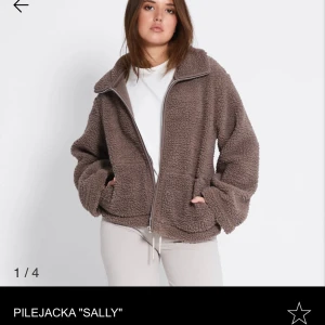 Jacka - Säljer denna populära jackan från lager i storlek XS, endast använd ett par få gånger så i fint skick