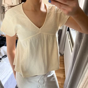 Vit v-ringad blus - topp från Frankrike 