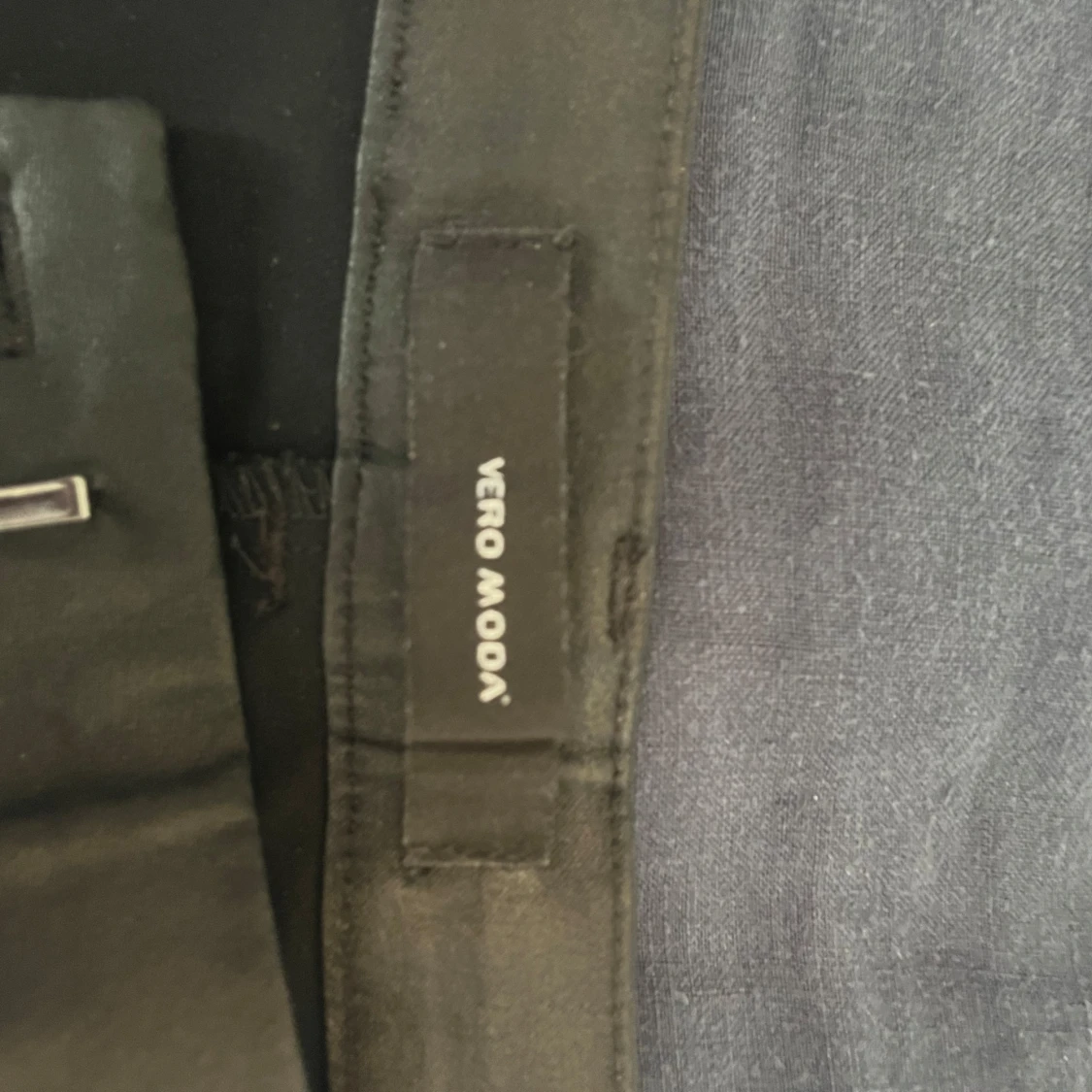 Svarta bootcut byxor från Vero Moda - 3