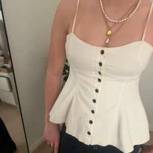 Zara linne - Sjukt snygg Zara linne med fina knappar framtill!! Älskar