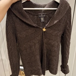 Brun stickad kofta  - brun stickad kofta från Banana Republic