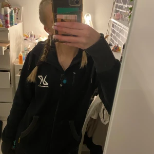 Revolution race  - Snygg revolution race kofta i stl Ssom är svart med lite gråa detaljer. Den har en grå kant längst ner men det går lätt att vika in den! Den finns inte att köpa längre. 