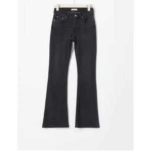 Svarta bootcut jeans-Petite  - Snygga svarta midwaist bootcut jeans från Gina tricot. Säljer dom då dom inte kommer till användning just nu😊💐