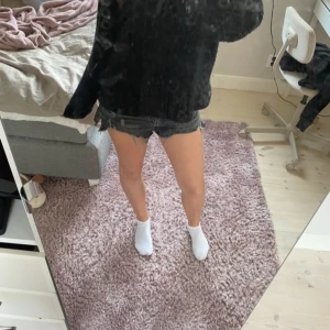 Svarta jeansshorts - Säljer ett par svarta jeansshorts med fransiga kanter. Använt men fortfarande i ett väldigt fint skick. Storlek 140 men passar nästan mig som är 160.