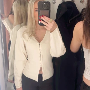 Gina tröja i storlek XS - Säljer min fina fina tröja i storlek XS då den inte kommer till användning, använt fåtal gånger. Pris kan diskuteras🩷