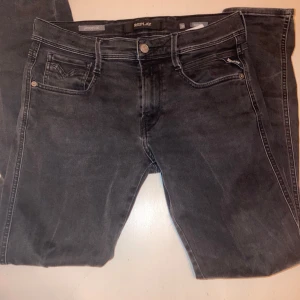 Svarta jeans från Replay - Snygga svarta jeans från Replay i modellen Anbass. De har en klassisk femficksdesign med knapp och dragkedja framtill. Perfekta för en stilren look. Köpt på replay hemsida och säljer för ett super pris vid frågor är det bara att skriva🤝🌟