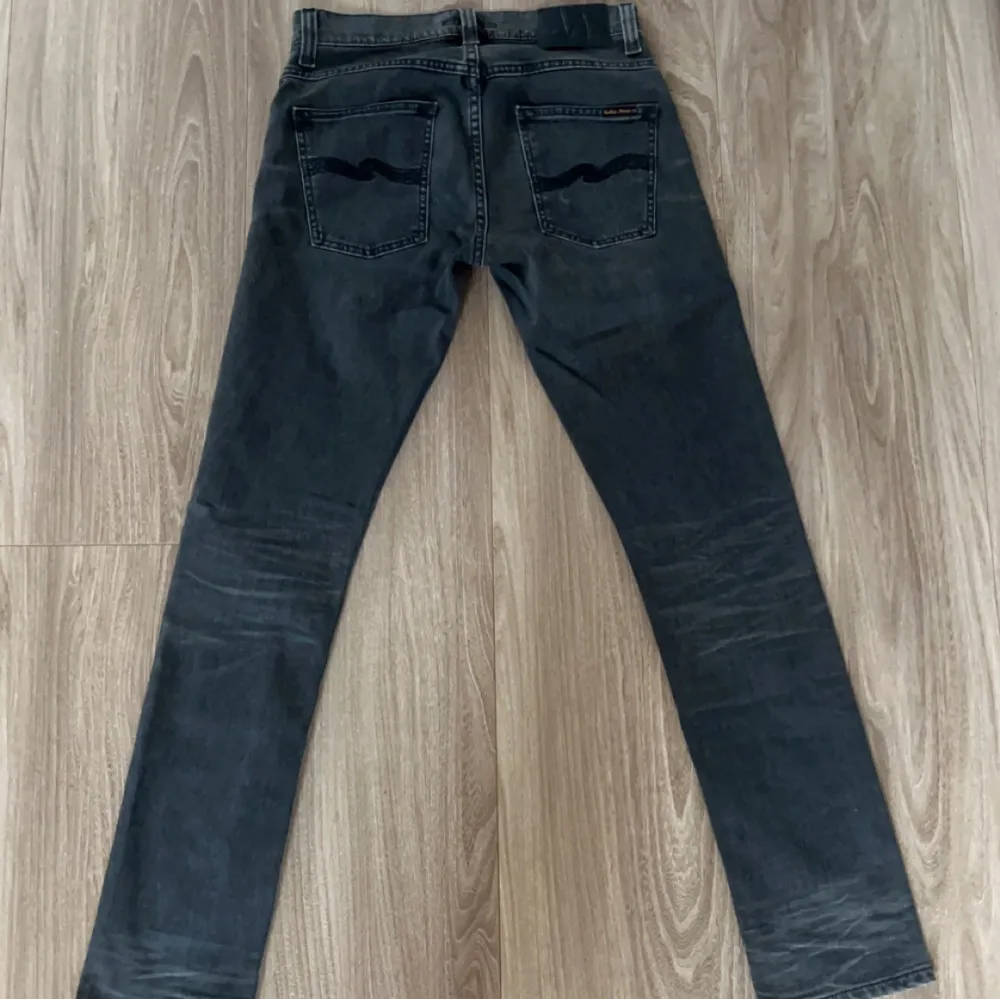 Säljer dessa Nudie Jeans i modellen Grim tim, jättebra skick, endast använda 1 gång. . Farkut & Housut.