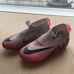 Fotbollsskor rosa air - Säljer mina rosa air fotbolls skor då dom har blivit för små för mig. Jag kommer såklart tvätta av dom innan köp. 💗