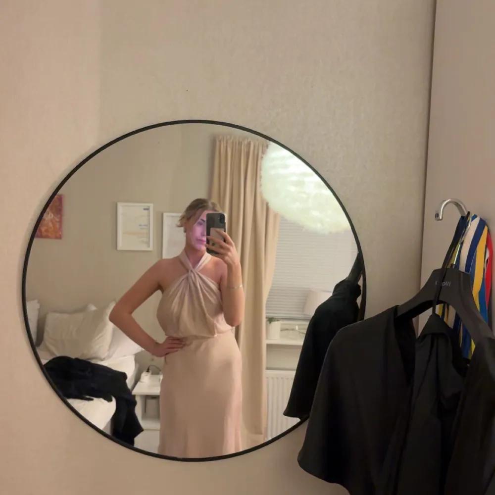 Elegant champagnefärgad långklänning med halterneck-design. Klänningen har en mjuk och flytande passform som ger en lyxig känsla. Jag är 170cm och har testat klänningen med klackar och den blir inte för kort. Storlek 36! Klänningen är från ASOS och köptes i höstas men har endast testats så den är som ny, prislappen finns kvar! Köptes för 1349kr!💞Färgen är lite missvisande på bild 1, på bild 2 syns tydligare vilken färg det är i dagsljus! . Mekot.