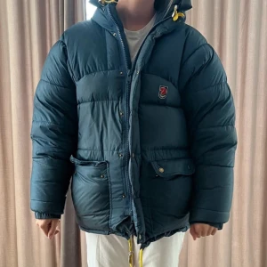 Mörkblå dunjacka från Fjällräven - Säljer en mörkblå dunjacka från fjällräven💞 finy skick o säljes till bra pris då det inte är säsong🩷 stl xs 