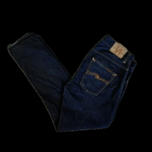 Nudie jeans - Säljer ett par mörkblå nudie Jeans modell Fearless Freddie - storlek W 29 L30 - ny pris 2200 - jätte bra skick knappt använda - skriv vid funderingar och pris kan diskuteras!!