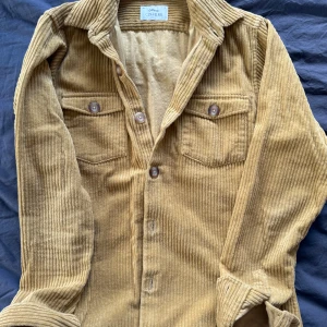 manchester overshirt från Ciszere - Säljer en snygg manchester overshirt från Ciszere. Perfekt för lager-på-lager-stil! Nypris 1499 använd några gånger. passar s/m