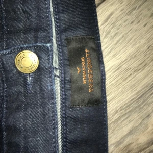 Ett par Lundgrens jeans  - Byxorna har ej använts alls har haft på mig dem en gång annars aldrig dem sitter lite mer tajtare och passar mer grisch stil dem är slim straight dem kostade runt 1400 och kan sälja dem väldigt billigt