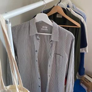 Filippa K skjorta - Filippa K skjorta, rätt så ny och inte använd så ofta. Modell: striped cotton poplin coffe/white. Nypris 2200kr