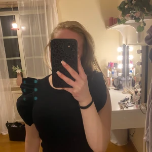 Svart ribbad topp med puffärmar - Volang topp från zara. Vra skick. Kommer inte till användning längre