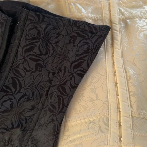 Vit korsett - Säljer den vita korsetten använd Max 1 gång! Super fin och passar till utekvällar 🤍