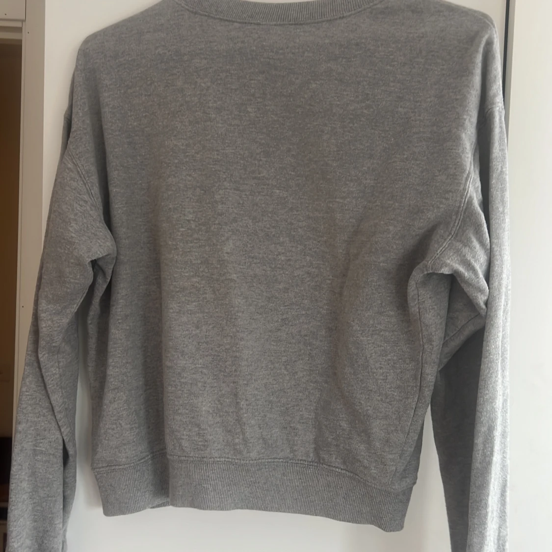 Grå sweatshirt från H&M Divided - 1