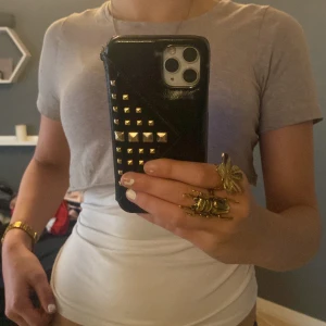 Beige croppad t-shirt - Säljer en stilren beige croppad t-shirt med korta ärmar. Perfekt för en avslappnad look. Passar superbra med ett vitt linne under. Har klippt den själv 