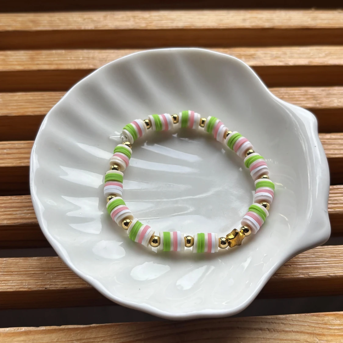 Färgglada pärlarmband med berlocker - 3