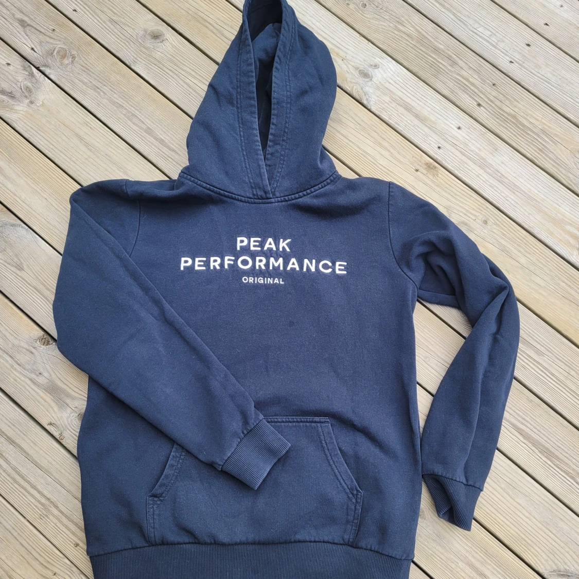 Mörkblå hoodie från Peak Performance
