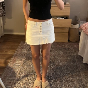 Vit jeanskjol  - Så snygg jeanskjol från Zara. Perfekt till sommaren!!!☀️☀️☀️