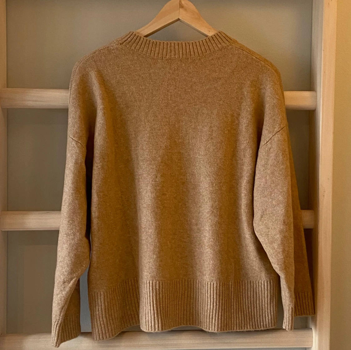 Beigebrun stickad tröja - 1