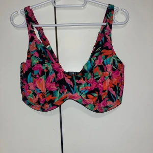 Bikinit - Ihanat värikkäät bikinit. Vähän käytetty, mutta edelleen hyvässä kunnossa. Kaarituet. Alaosa koko L/XL. yläosa koko n 80H. Laput leikattu irti. Kissatalous MMM, lisätietoja saa kysymällä Katsothan myös muut ilmoitukseni Mikäli hinta ei miellytä tarjoa rohkeasti