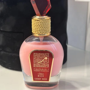 Lattafa Musk Candy Rose - Luktar som sköljmedel eller nytvättad men med en not av något som gör att den fräscha delen av doften tar annan väg. Väldigt fräsch och söt parfym dessutom håller länge. 