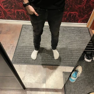 Svarta jeansbyxor - Snygga svarta jeansbyxor med en tight passform. De har en klassisk femficksdesign och en diskret tvätt för en modern look. Perfekta för en stilren outfit.